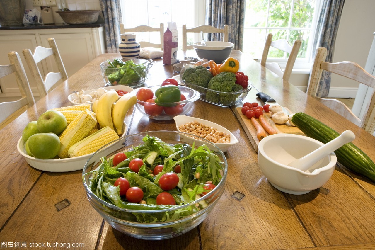 沙拉,堅果,水果,蔬菜和杵和臼在餐桌上